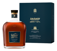 Коньяк Арарат Двин в подарочной упаковке, 0.7л