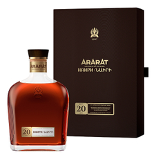 Коньяк Арарат Наири в подарочной упаковке, 0.5л