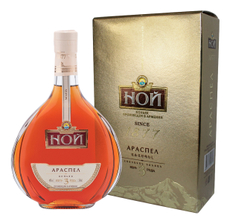 Коньяк Ной Араспел 3 года в подарочной упаковке, 0.5л