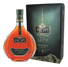 Коньяк Ной Араспел 7 лет в подарочной упаковке, 0.5л