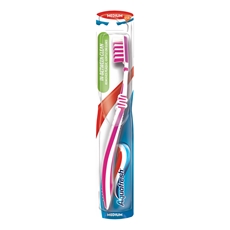 Зубная щетка Aquafresh In-between Clean для очищения зубов и межзубных промежутков средняя жесткость в ассортименте