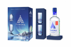 Водка Tundra Authentic в подарочной упаковке с двумя стопками, 0.5л