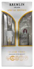 Водка Kremlin Award Classic в подарочной упаковке с двумя стопками, 0.7л