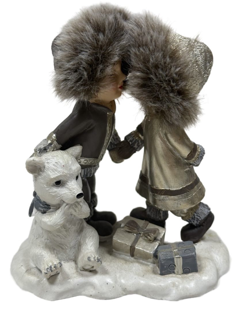 Фигурка Девочка, мальчик и полярный медведь, 10 x 7 x 11см