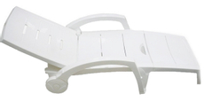 Шезлонг складной с подлокотниками на колесах пластиковый белый, 30 х 76.5см