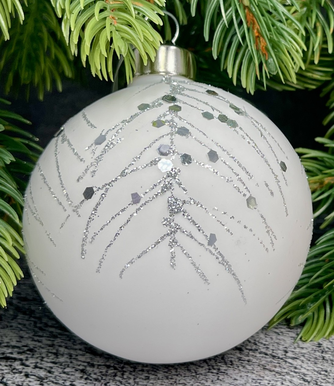 Шар елочный Christmasdeluxe белый с золотом, 7см